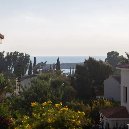 Semesterbostad Townhouse Lotus - Modern 2-br Retreat Near The Pégeia