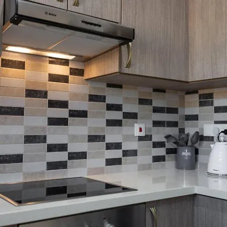 Townhouse Lotus - Modern 2-br Retreat Near The