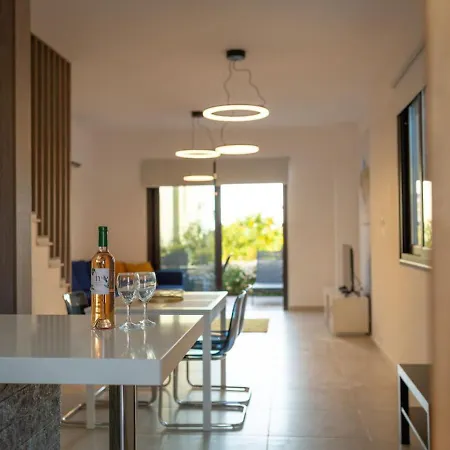 Townhouse Lotus - Modern 2-br Retreat Near The Pégeia