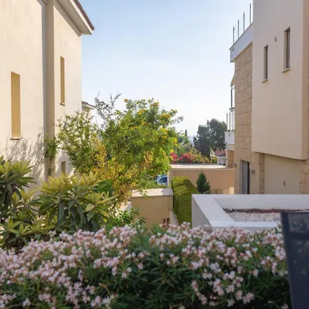 Townhouse Lotus - Modern 2-br Retreat Near The *