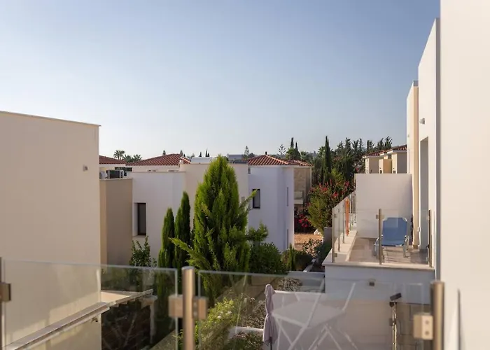 Townhouse Lotus - Modern 2-br Retreat Near The Peyia