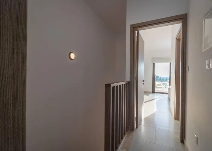 Townhouse Lotus - Modern 2-br Retreat Near The Peyia