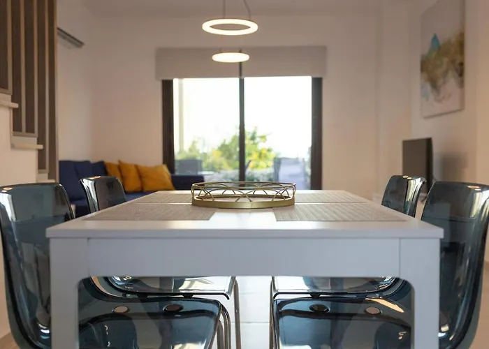 Townhouse Lotus - Modern 2-br Retreat Near The Peyia