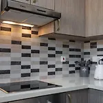 Townhouse Lotus - Modern 2-br Retreat Near The