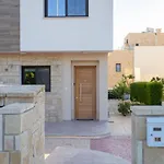 Townhouse Lotus - Modern 2-br Retreat Near The Holiday home *