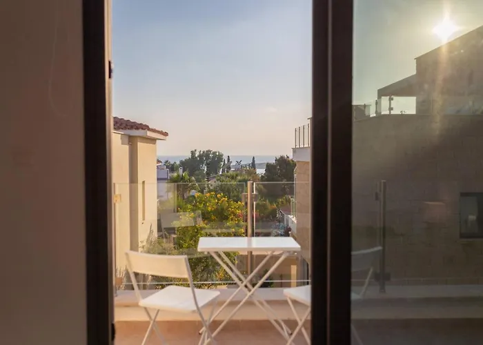 Townhouse Lotus - Modern 2-br Retreat Near The