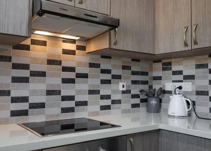 Townhouse Lotus - Modern 2-br Retreat Near The