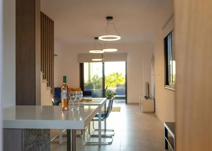 Townhouse Lotus - Modern 2-br Retreat Near The Pegeia