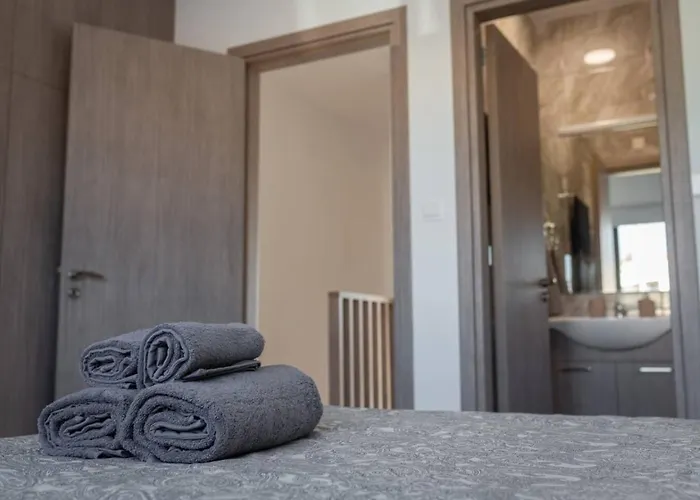 Townhouse Lotus - Modern 2-br Retreat Near The Pegeia