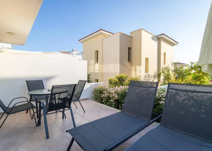 Townhouse Lotus - Modern 2-br Retreat Near The