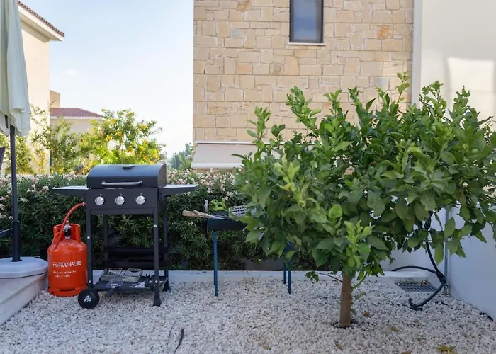 Townhouse Lotus - Modern 2-br Retreat Near The Pegeia